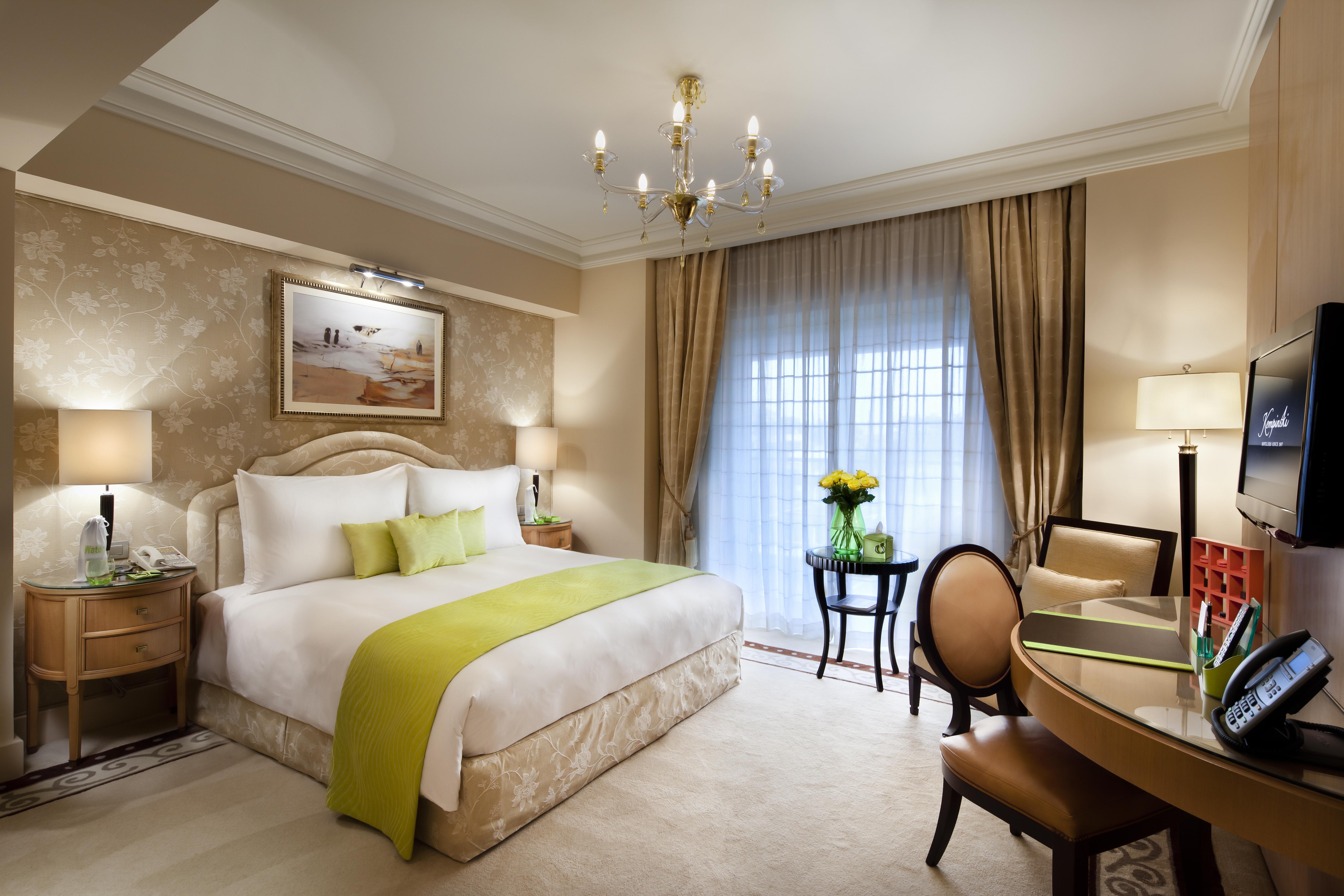 Kempinski Nile Hotel, Кайро Стая снимка A bedroom at the Four Seasons Hotel, Cairo